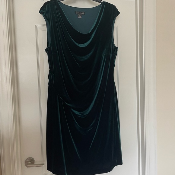 Jessica Howard Emerald Green velvet 24W cocktail dress - Picture 2 of 3